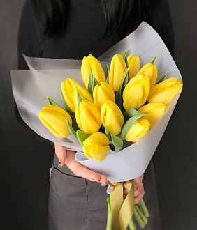Букет ярких тюльпанов "Весенний этюд"