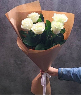 Букет из 5 белых роз в крафте на международный женский день
