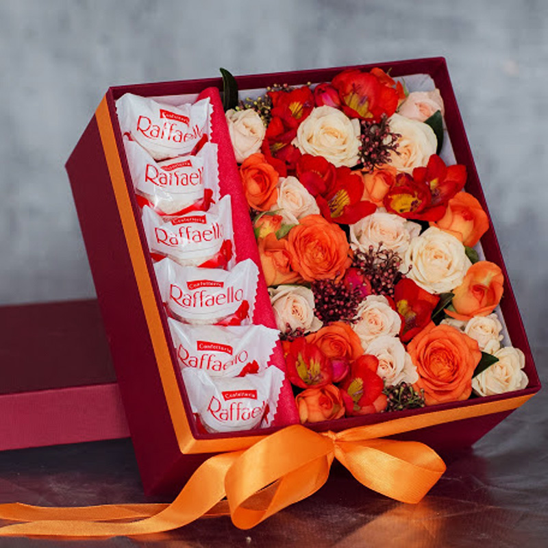 Коробка с цветами и конфетами. Подарочные коробки с цветами и конфетами. Букет из конфет в коробке. Букеты в коробках с конфетами. Цветы в коробке с конфетами