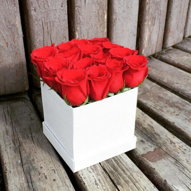 15 голландских роз в коробочке