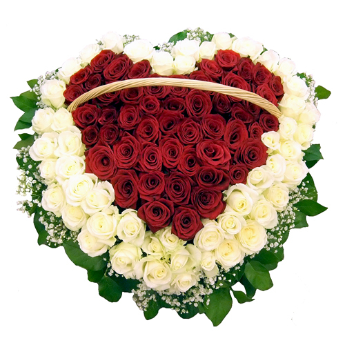 Сердце из 101 белой и красной розы в корзине