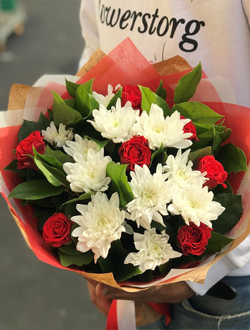 Букет с хризантемами и розами Стрела Купидона