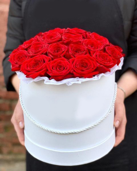 Шляпная коробка с розами "Твоей Богине"