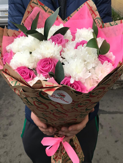 Букет с хризантемами и розами Торжество элегантности