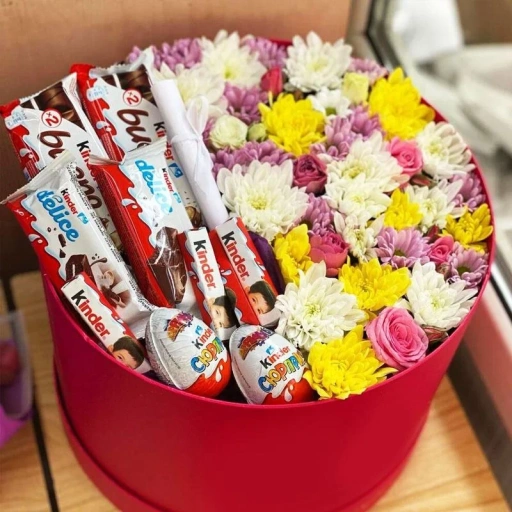 Фото Подарочный набор с хризантемами и Киндерами