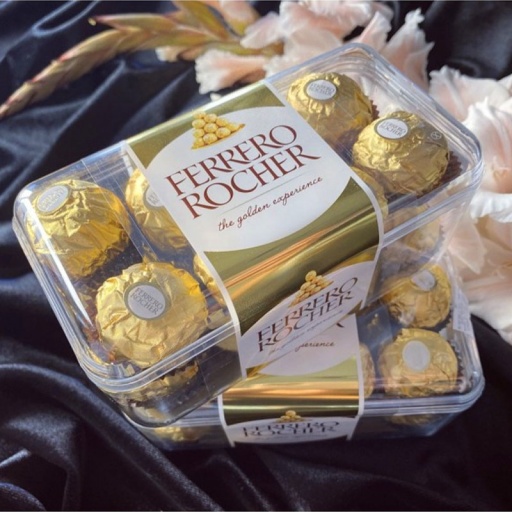 Маленькая коробка конфет "Ferrero Rocher"
