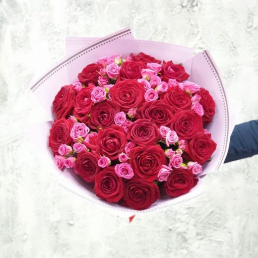 Фото Красивый букет из 39 красных и розовых классических и кустовых роз