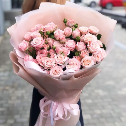 Фото Букет кустовых бело-розовых роз