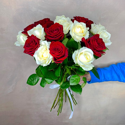 Фото Букет из белых и красных роз