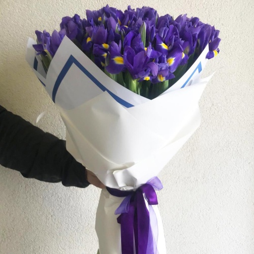 Букет из 45 ирисов с оформлением