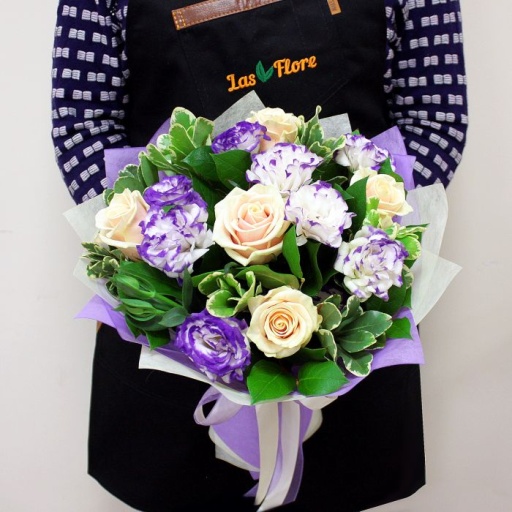 Фото Букет из роз и эустом "Жюли"