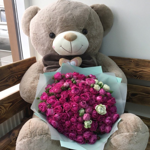 Букет из пионовидных роз и мишка