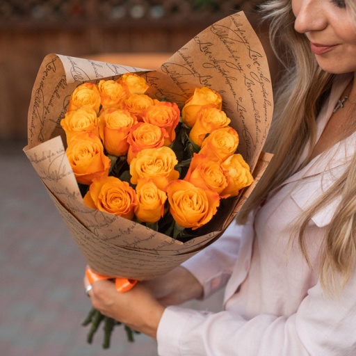 Букет из 19 ярких оранжевых роз