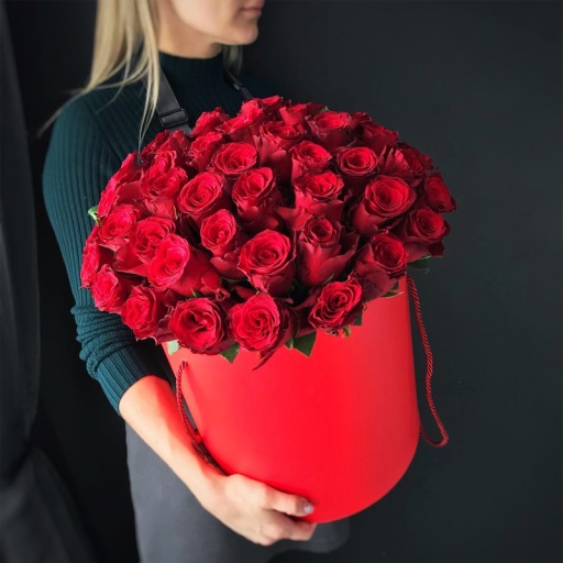 Фото Яркий букет голландских роз в коробке