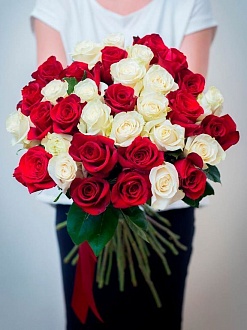 35 Красных и белых роз