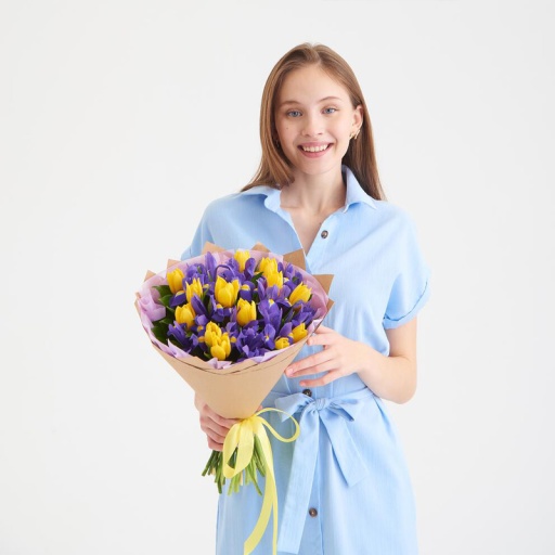 Сборный букет ирисов и тюльпанов "Яркая палитра"