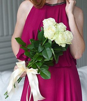 5 Шикарных белых роз 70см