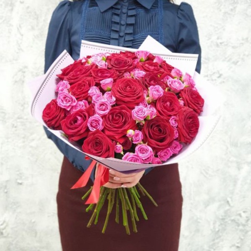 Фото Красивый букет из 39 красных и розовых классических и кустовых роз