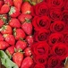 Фото Сердце из красной розы с клубникой