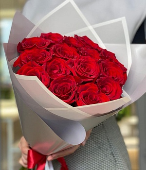 Стильный букет в крафте из 17 роз