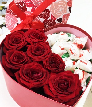 Фото Милая коробочка с розами и Raffaello "Маленькая мечта"