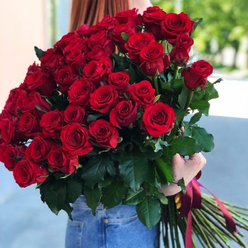Букет из 69 ярко-красных роз 80см
