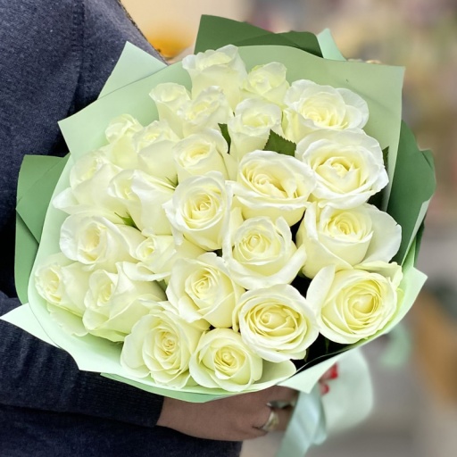 Нежный букет белых роз "Вега"
