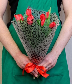 Букет из 7 красных тюльпанов на международный женский день