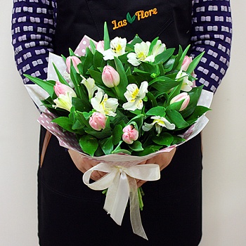 Фото Композиция альстромерий и тюльпанов "Мимолетное свидание"