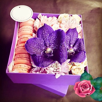 Фото Коробочка с макаронс и цветами №144