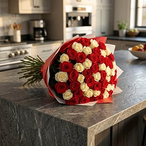 Нежный букет из белых роз и красных