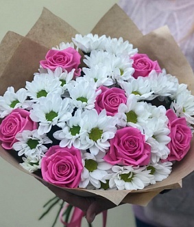Букет с розами и хризантемами "Небольшой комплимент"