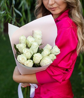 15 Белых голландских роз