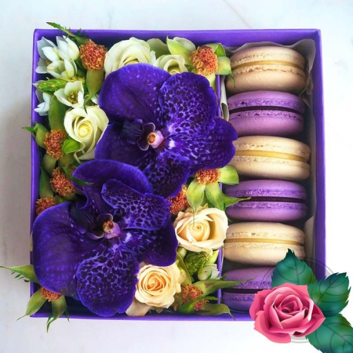 Фото Макаронс с цветами в коробке №133