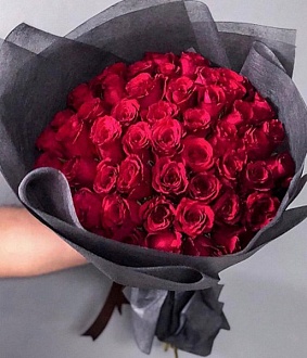 Красивый нежный букет из 51 красной розы в стильном оформлении