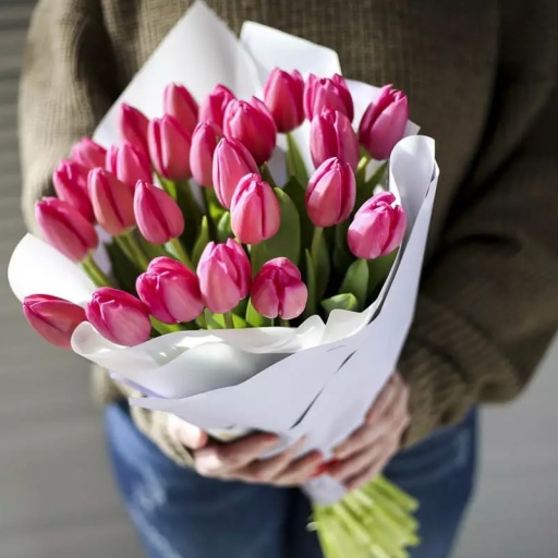 Яркий букет тюльпанов "Pink and Grey"