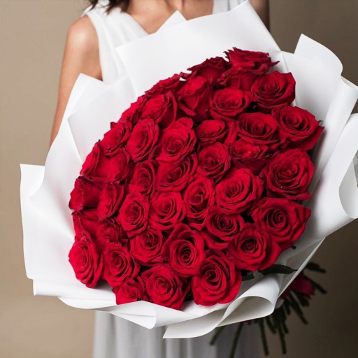 Шикарный большой букет роз в светлом оформлении