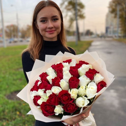 Фото Шикарный яркий букет из 51 красной и белой розы