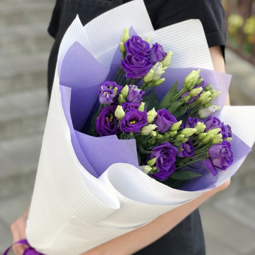 Фото Красивый букет из фиолетовой эустомы