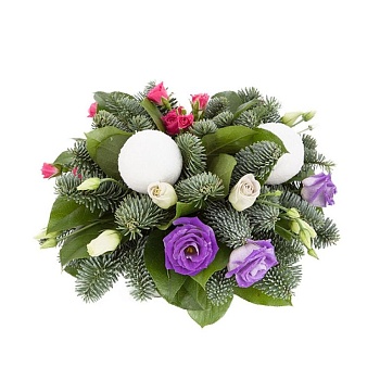 Фото Новогодний букет с игрушками в корзине