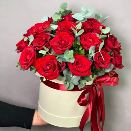 Фото Розы с эвкалиптом в коробке "Red and Green"