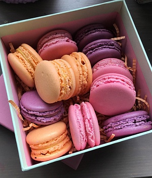 Фото Праздничная коробочка с макаронс