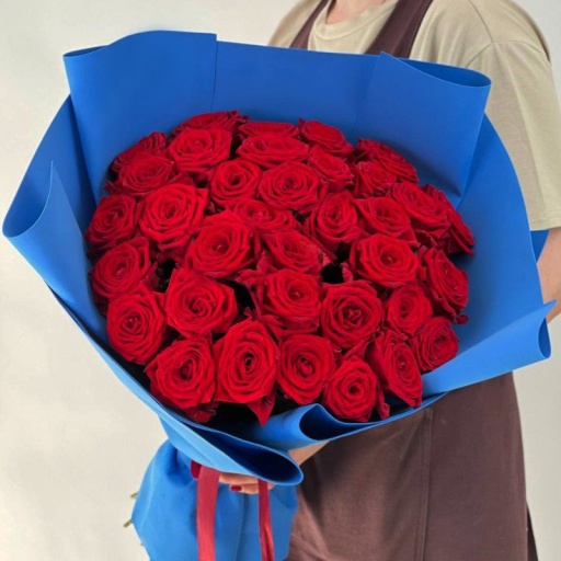 Стильная композиция в букете из живых цветов "Карнавал Венеции"