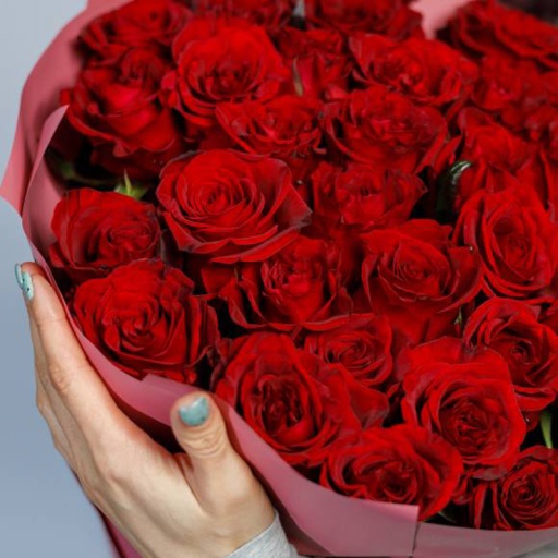 Фото Букет в красной бумаге из 39 красных роз