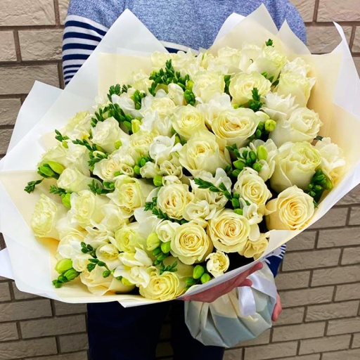 Розы и фрезии в букете "Аромат Марселя" Фото Розы и фрезии в букете "Аромат Марселя"