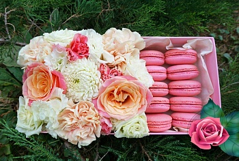 Фото Коробочка с макаронс и цветами №124