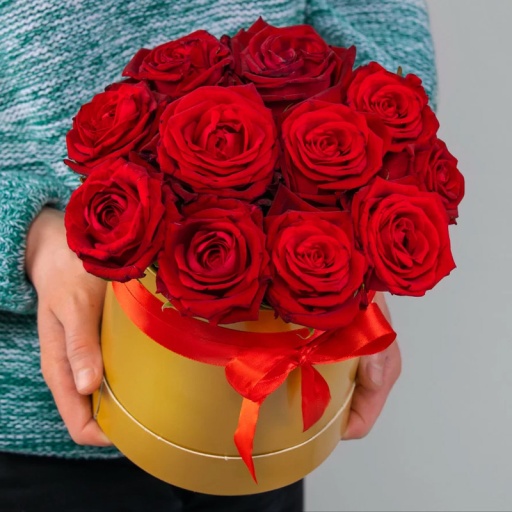 Шикарные красные розы в шляпной коробке