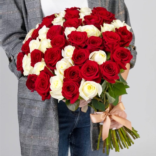 Фото Красивый букет из 41 розы красных и белых цветов