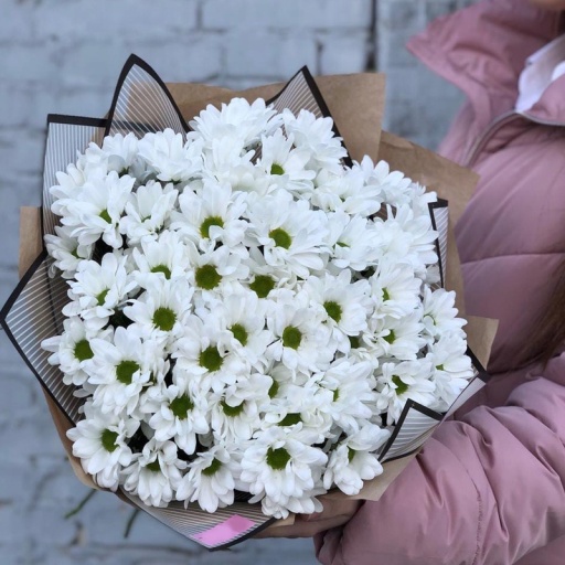 Белоснежный букет из 15 ромашковых хризантем