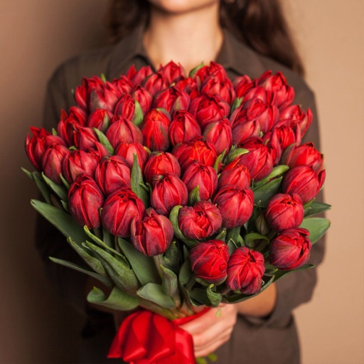 Фото Классический букет из 61 красного пионовидного тюльпана